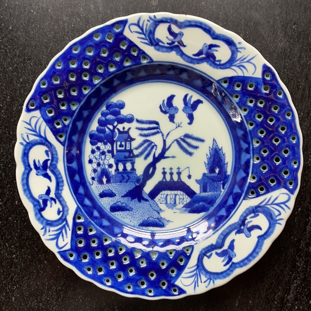 Blue willow decorative plate